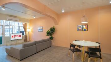 Luxury Triple Room, Patio, City View | Interior