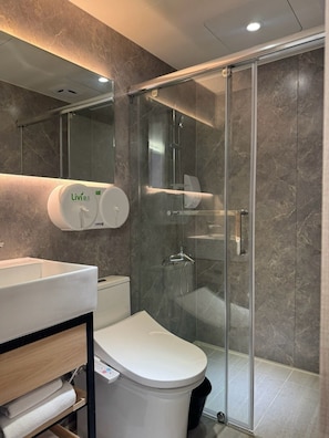 Standard Double Room, 1 Katil Kelamin (Double), Private Bathroom | Bilik Mandi | Pancuran mandi, pengering rambut, tuala disediakan, sabun 