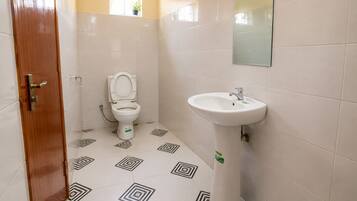 Douche, articles de toilette gratuits, savon, papier toilette