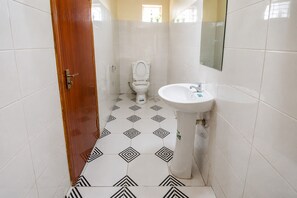 Dusche, kostenlose Toilettenartikel, Seife, Toilettenpapier