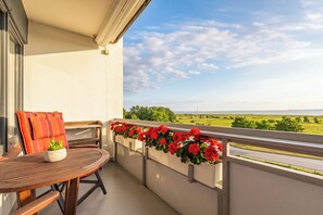Outdoor dining - Vrbo Property (Husum)