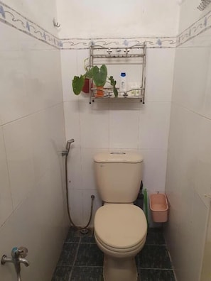 Family Shared Dormitory, Courtyard View | Bathroom | Slippers - Sami Homestay (Hai Chau)