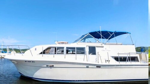 Luxury 2-bed/2 bath yacht with Betsie Bay Marina amenities close to beach & town