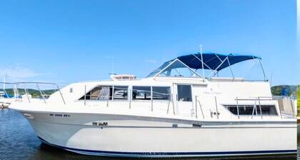 Luxury 2-bed/2 bath yacht with Betsie Bay Marina amenities close to beach & town