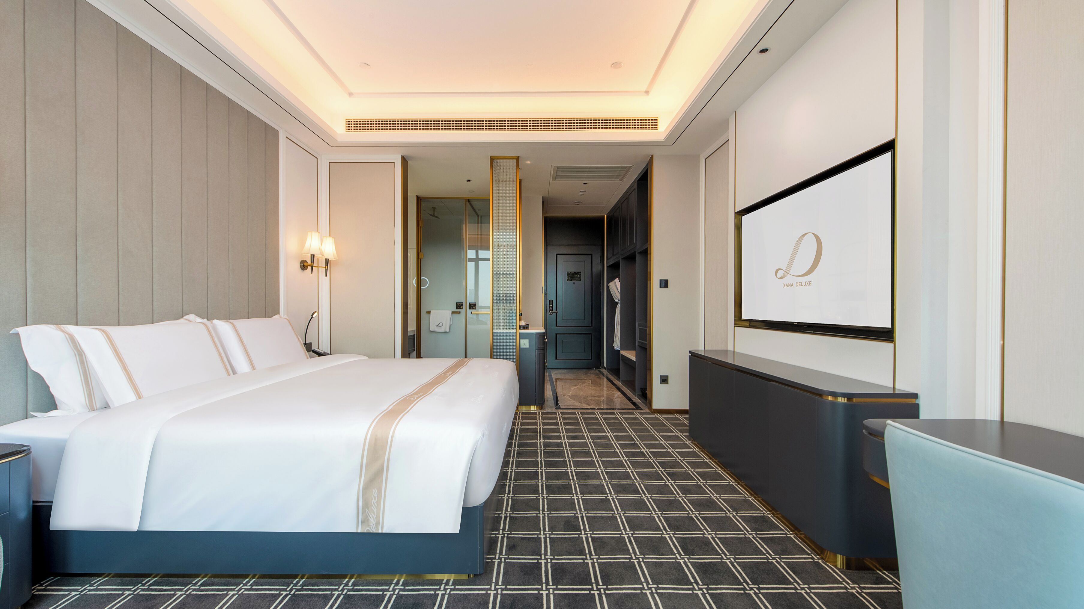 Una habitación de hotel con una cama grande, un escritorio y un espejo.