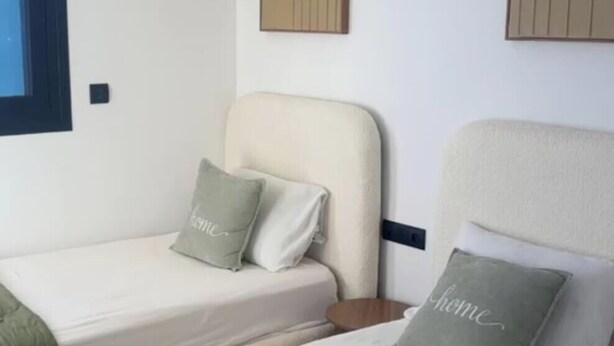 A hotel room with two single beds, a large window, and wall art. - Elegant villa in the Assilah countryside. Peace and luxury (Asilah)