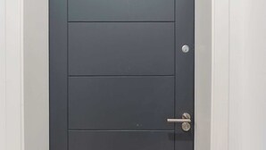 Una porta moderna con pannello orizzontale e serratura a foro.