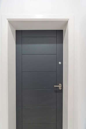 Eine moderne Tür mit horizontalem Füllungsfeld und Schlüsselloch.