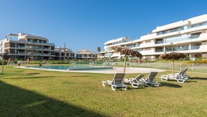 Ein Resort mit Pool, Liegestühlen und modernen Gebäuden.