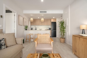 Eine moderne Wohnung mit Wohnzimmer, Küchenzeile und Essbereich.