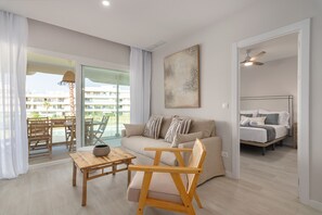 Ein modernes Wohnzimmer mit einer Couch, einem Holztisch und einem Essbereich mit Stühlen.