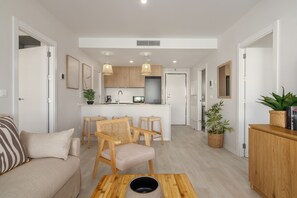 A modern apartment with a central kitchen, a dining area, and a living room. - Los Colibríes by H - Isla Canela Golf GLHC7012P102 (Ayamonte)