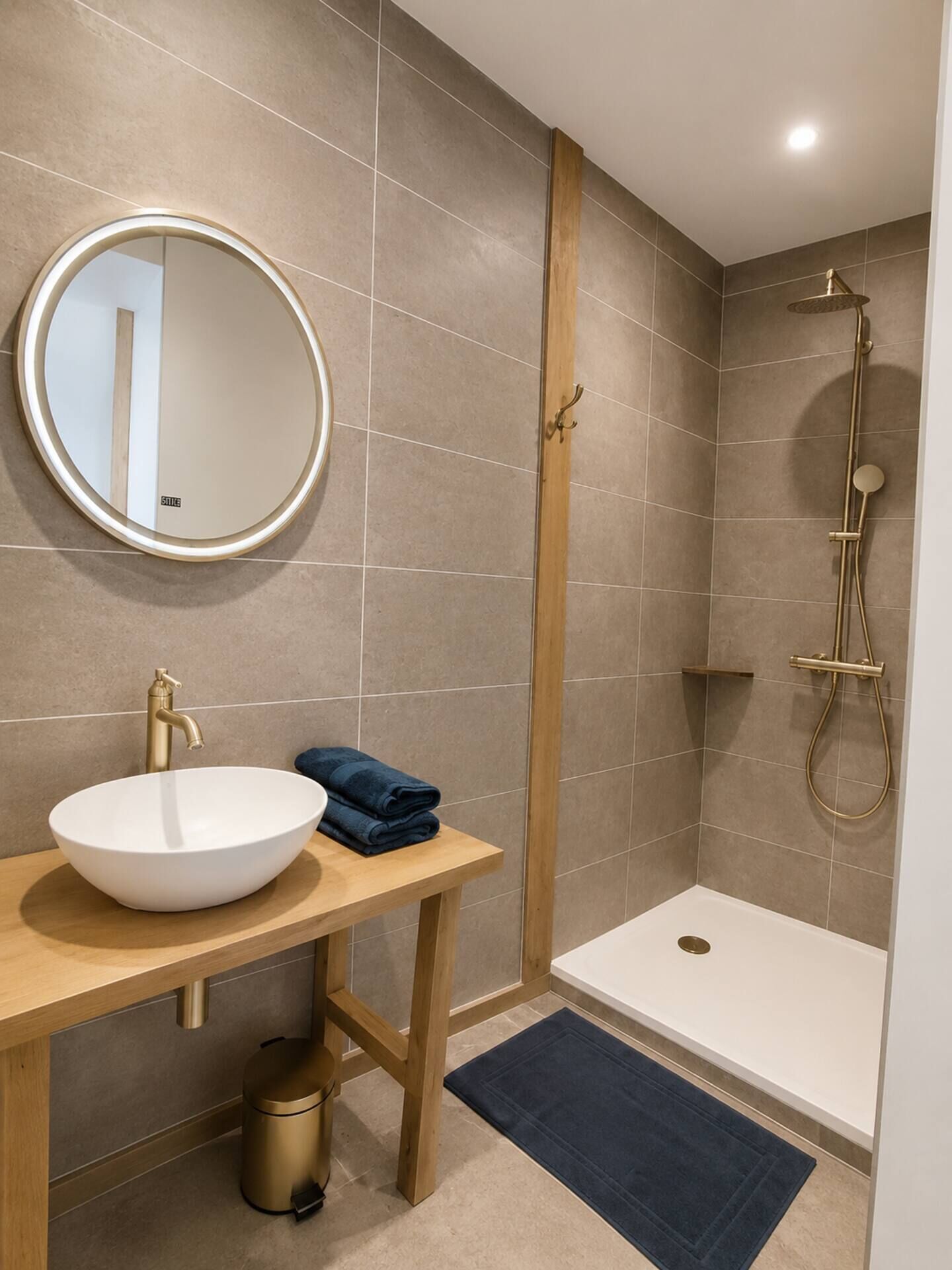 Sèche-cheveux, serviettes fournies, papier toilette