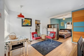 A modern bedroom with a bed, a desk, a chair, and a bookshelf. - Studio "Casa Lucia - Air Conditioning" with Wi-Fi and Air Conditioning (Obernai)