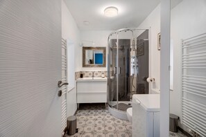 A bathroom with a shower, toilet, and sink. - Studio "Casa Lucia - Air Conditioning" with Wi-Fi and Air Conditioning (Obernai)