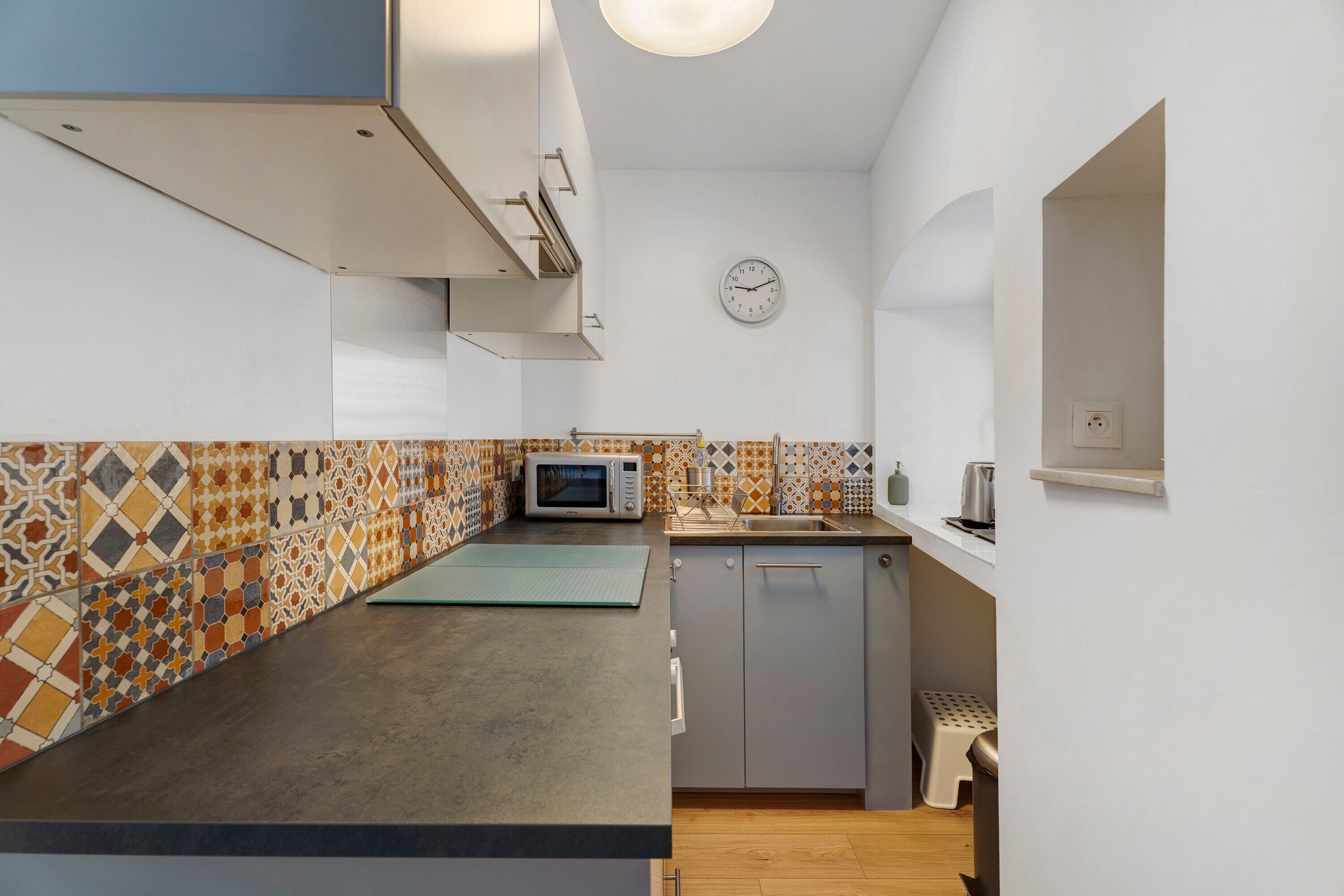 Wasserkocher mit Kaffee-/Teezubehör, Kühlschrank, Mikrowelle, Ofen