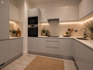 Private kitchen - 1 & 2 Bed Chic Apartments near Battersea Central London FREE WIFI & AIRCON (London)