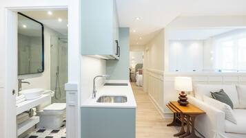 Appartement, balkon | Badkamer | Een douche, een haardroger, handdoeken, zeep