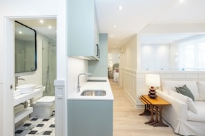 Departamento, balcón | Baño | Regadera, secadora de cabello, toallas, jabón 