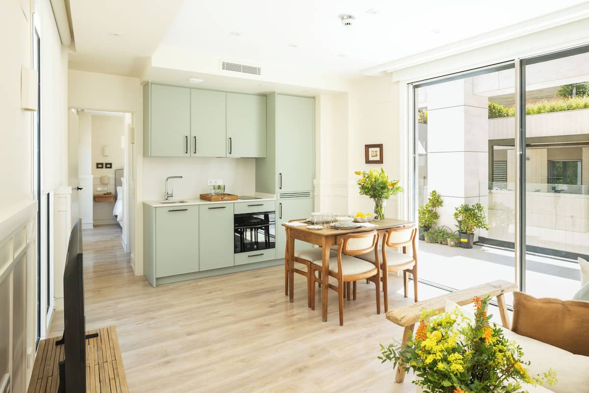 Departamento Premium, balcón | Cocina privada | Refrigerador, microondas, parrilla de estufa y lavavajillas 
