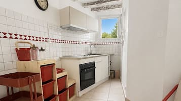 Coffee/tea maker, fridge, microwave, oven