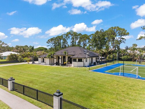 Luxury Villa with Pool & Sports Court