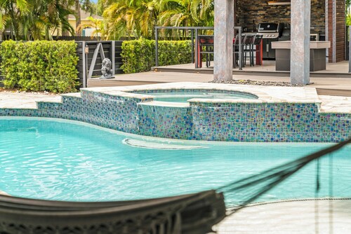 Luxury Villa with Pool & Sports Court