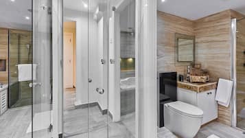 Deluxe Apartment, Balcony | Bathroom