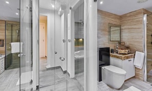 Appartement Deluxe, balcon | Salle de bain