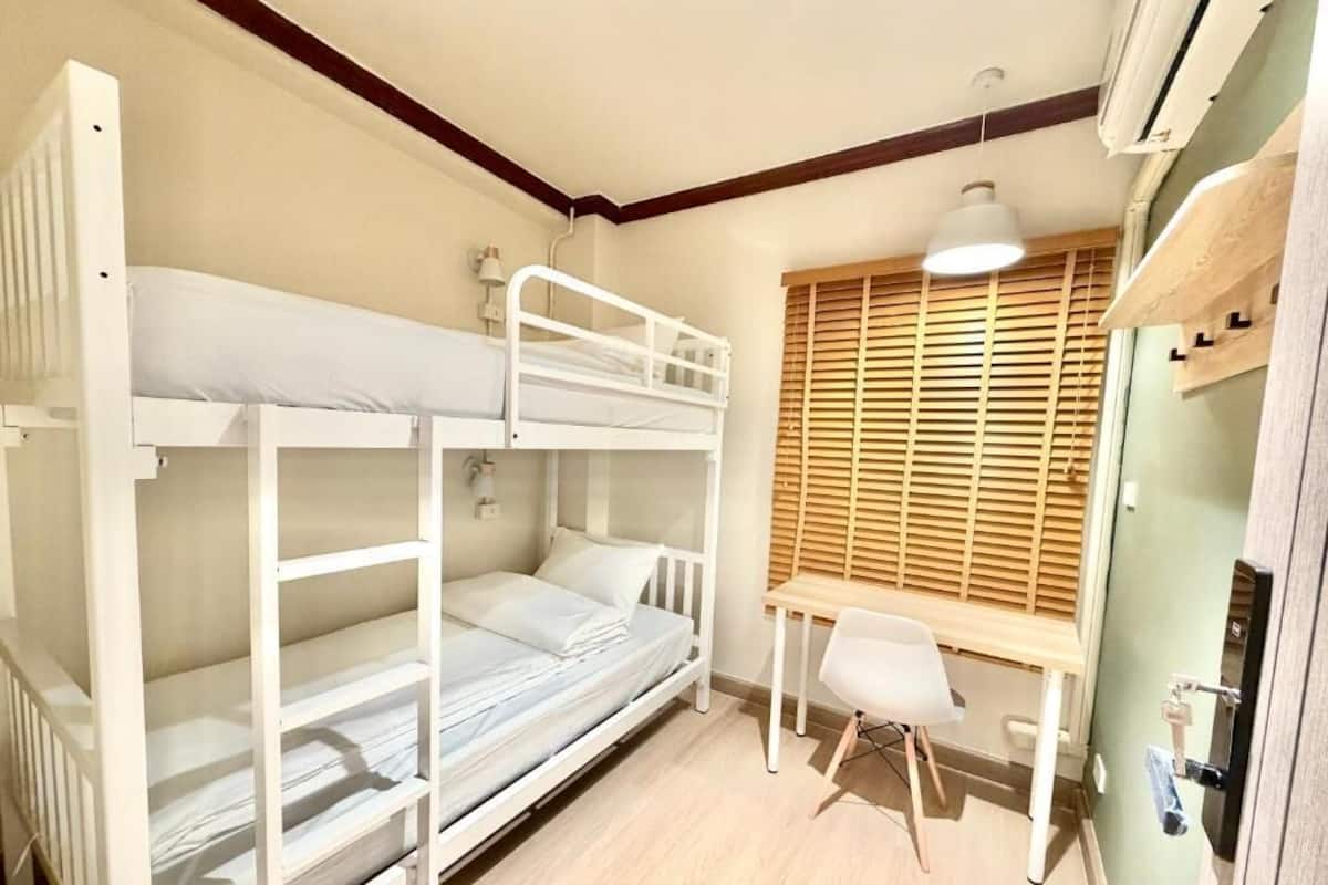 Twin Room | Desk, laptop workspace, WiFi (free), bed sheets