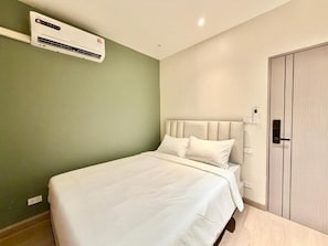 Double Room | Desk, laptop workspace, WiFi (free), bed sheets - OLD SOUL Hostel (Krung Thep Maha Nakhon)