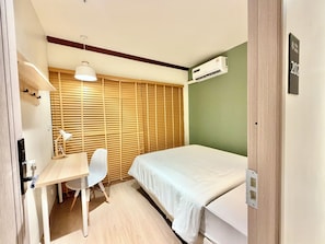 Double Room | Desk, laptop workspace, WiFi (free), bed sheets - OLD SOUL Hostel (Krung Thep Maha Nakhon)