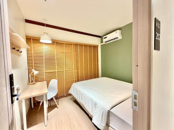 Double Room | Desk, laptop workspace, WiFi (free), bed sheets - OLD SOUL Hostel (Krung Thep Maha Nakhon)