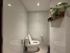 Shower, free toiletries, hair dryer, towels - OLD SOUL Hostel (Krung Thep Maha Nakhon)