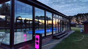 Un edificio moderno con amplios ventanales de vidrio que dan a una piscina.