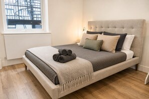2 habitaciones, escritorio, tabla de planchar con plancha y wifi gratis 
