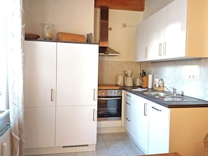 Cafetière/bouilloire, réfrigérateur, four, plaque de cuisson