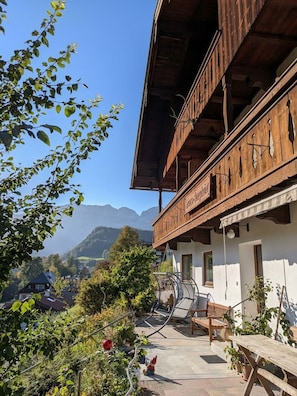 A traditional wooden chalet with a balcony overlooking a mountainous landscape. - "In de Berg" Vacation Rental, 1–2 people, shower/toilet, Wi-Fi (Ramsau bei Berchtesgaden)