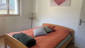 2 bedrooms, desk, free WiFi, bed sheets