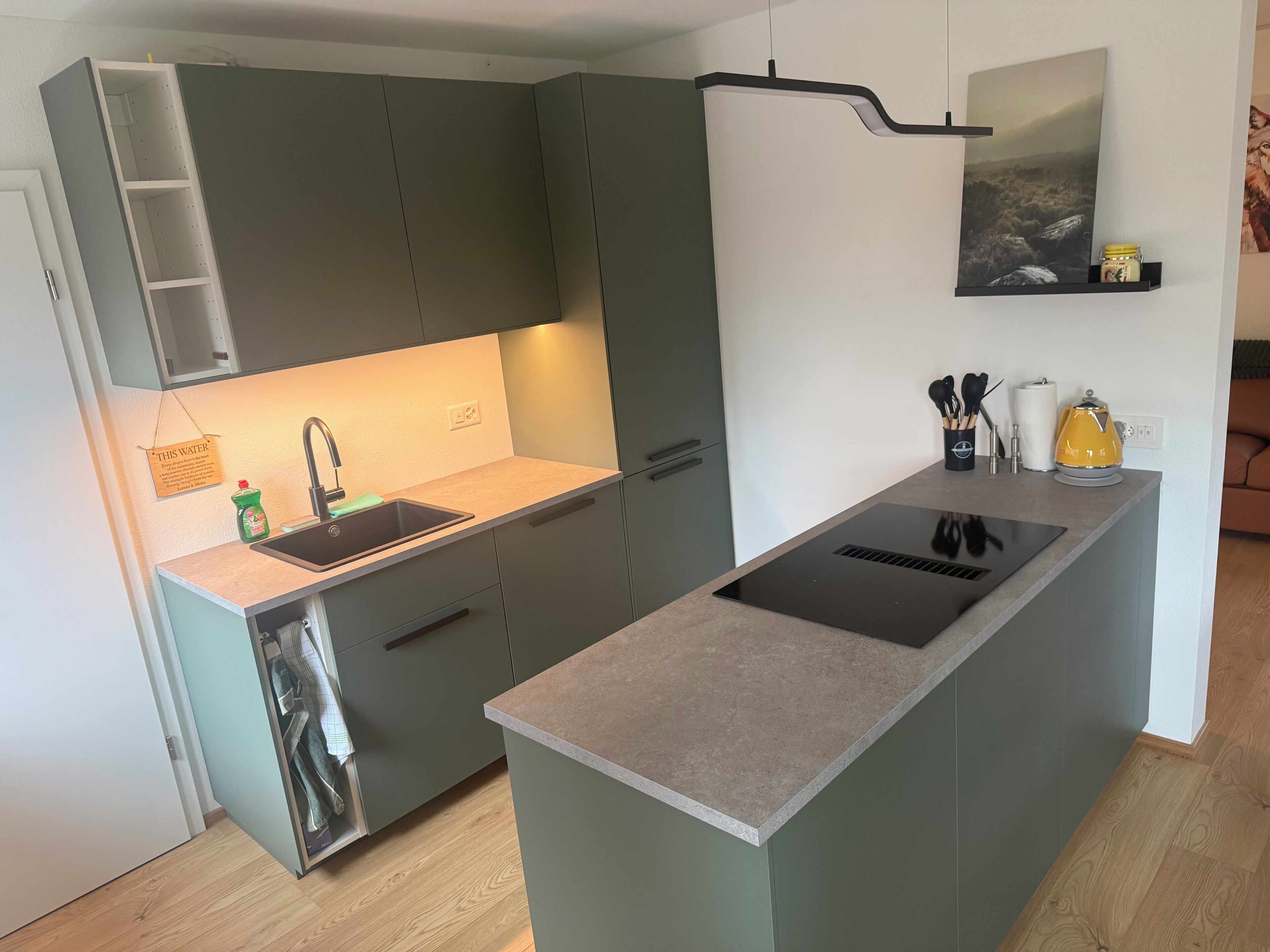 Coffee/tea maker, fridge, oven, stovetop