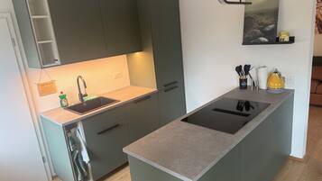 Coffee/tea maker, fridge, oven, stovetop