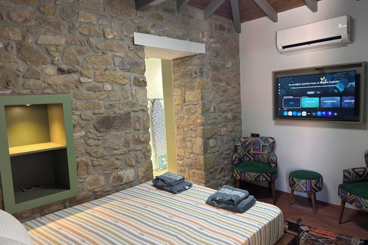 Luxury Duplex, City View | In-room safe, iron/ironing board, WiFi (free)