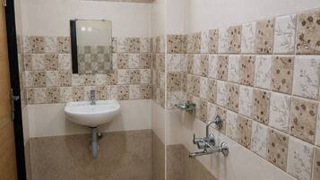 Kamar Double Klasik | Kamar mandi | Shower, handuk, dan sabun
