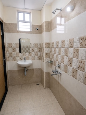 Classic-Doppelzimmer | Badezimmer | Dusche, Handtücher, Seife