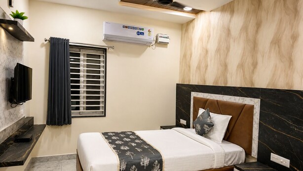 Un dormitorio moderno con una cama de madera, televisión integrada, ventana con cortinas y equipo de aire acondicionado.