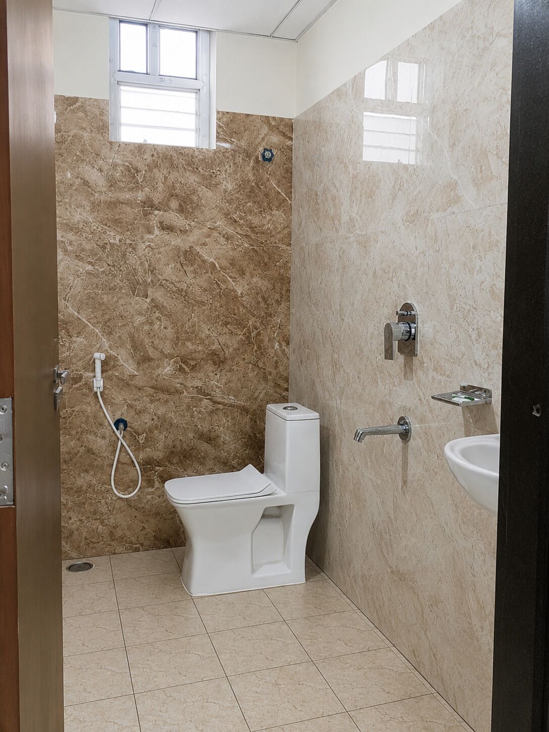 Habitación clásica doble | Baño | Ducha, toallas y jabón