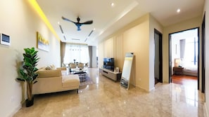 Luxury Apartment, City View | Ruang tamu | 42 inci sebuah televisyen pintar dengan satelit 