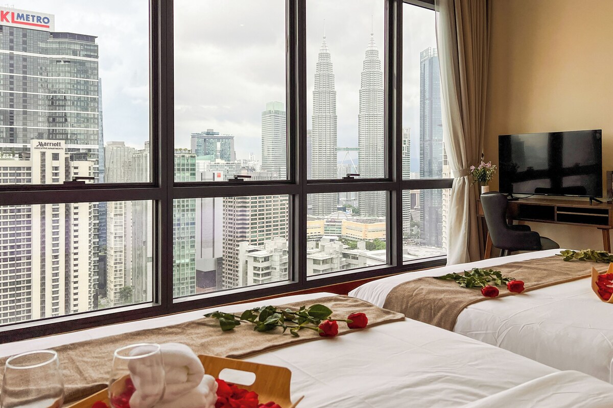 Luxury Apartment, City View | Meja, ruang kerja komputer riba, kalis bunyi, seterika/papan seterika 
