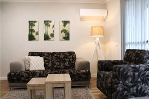 Living area - Sea Breeze 2-bedroom apartment with AC in Mandurah (Mandurah)