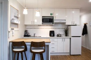 Private kitchen - Sea Breeze 2-bedroom apartment with AC in Mandurah (Mandurah)